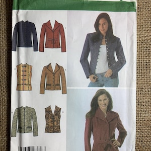 Op de afbeelding: Simplicity naaipatroon 4953 met jasontwerpen. Het patroon toont illustraties van jassen in marine, roest en bruin. Het patroon toont ook een vrouw die een blauwe jas en een rode jas draagt. Maten beschikbaar.