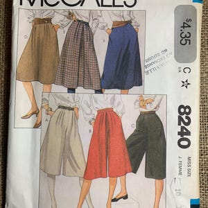 Könnte beinhalten: Ein Vintage-Schnittmusterumschlag von McCall's mit Illustrationen von Röcken und Culottes in verschiedenen Farben und Mustern. Der Umschlag zeigt den Text "McCall's" und die Schnittmusternummer "8240". Das Preisschild zeigt 4,35 $.