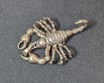 Colgante de escorpión reticulado de plata de ley
