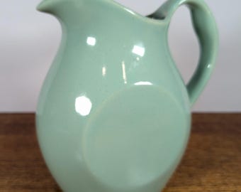 La jarra pequeña del desfile de la despensa