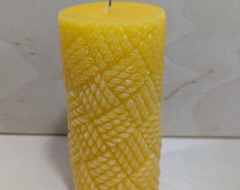 Vela de pilar con diseño de cuerda