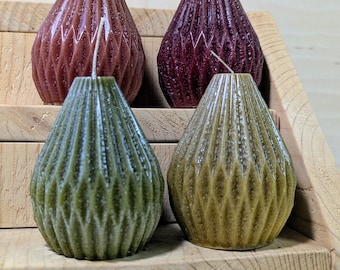 Vela de cera de abeja con forma de pera: un dulce homenaje a las curvas y la quietud de la naturaleza.