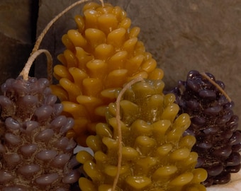 Vela de piña brillante - Vela luminosa de cera de abejas con forma de piña - Un pequeño amuleto de bosque para rituales y hogar