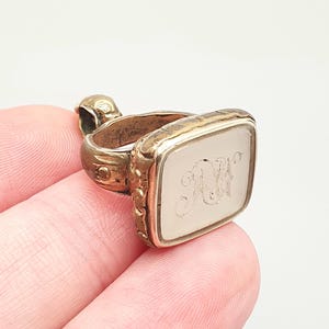 Colgante de collar con colgante de intaglio victoriano antiguo, relleno de oro laminado, piedra preciosa de calcedonia blanca, sello de letra, joyería vintage.