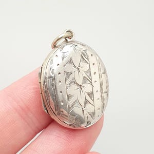 Antique Victorian Solid Silver Locket Leaf Hand Engraved Small Cute Oval Pendant Necklace Sweet Gift Womens Jewelry Vintage Jewellery