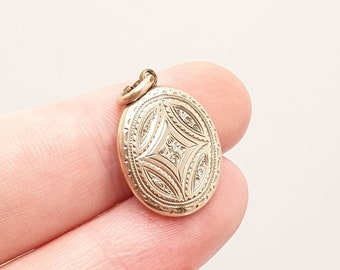 Antique Victorian 9ct Gold Locket Pendant Engraved Star Diamond Pattern Pendant Necklace Solid 9k 375 Front Oval Vintage Jewelry Jewellery