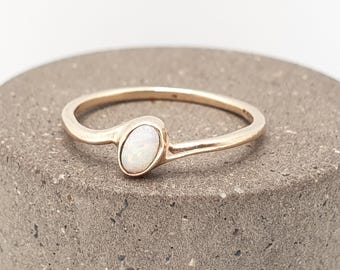 Anillo vintage de oro de 9 quilates con ópalo, solitario blanco en ángulo, talla ovalada, joyería maciza de 9k con sello distintivo.