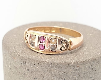 Antieke ring van 15 karaat roségoud met robijn en Victoriaanse parel, keurmerk uit 1901, massief 625 zilver, 15 karaat, vintage Edwardiaans sieraad.