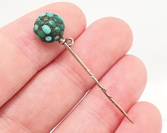 Antiguo broche victoriano de turquesa natural con cuentas chapadas en oro laminado y piedras preciosas engastadas en pavé. Joyería auténtica vintage para caballeros.