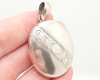 Medalhão antigo vitoriano em prata maciça com faixa gravada à mão, formato oval, grande, para fotos, joia vintage feminina.