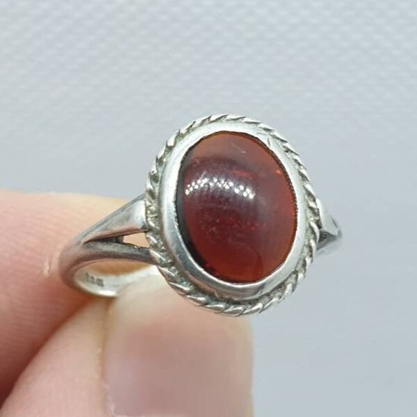 Vintage Almandine Garnet Sterling Silver Solitaire Ring 1977 Hallmarked Cabochon Cut Rope Border Womens Jewelry Retro Jewellery UKL US5.75