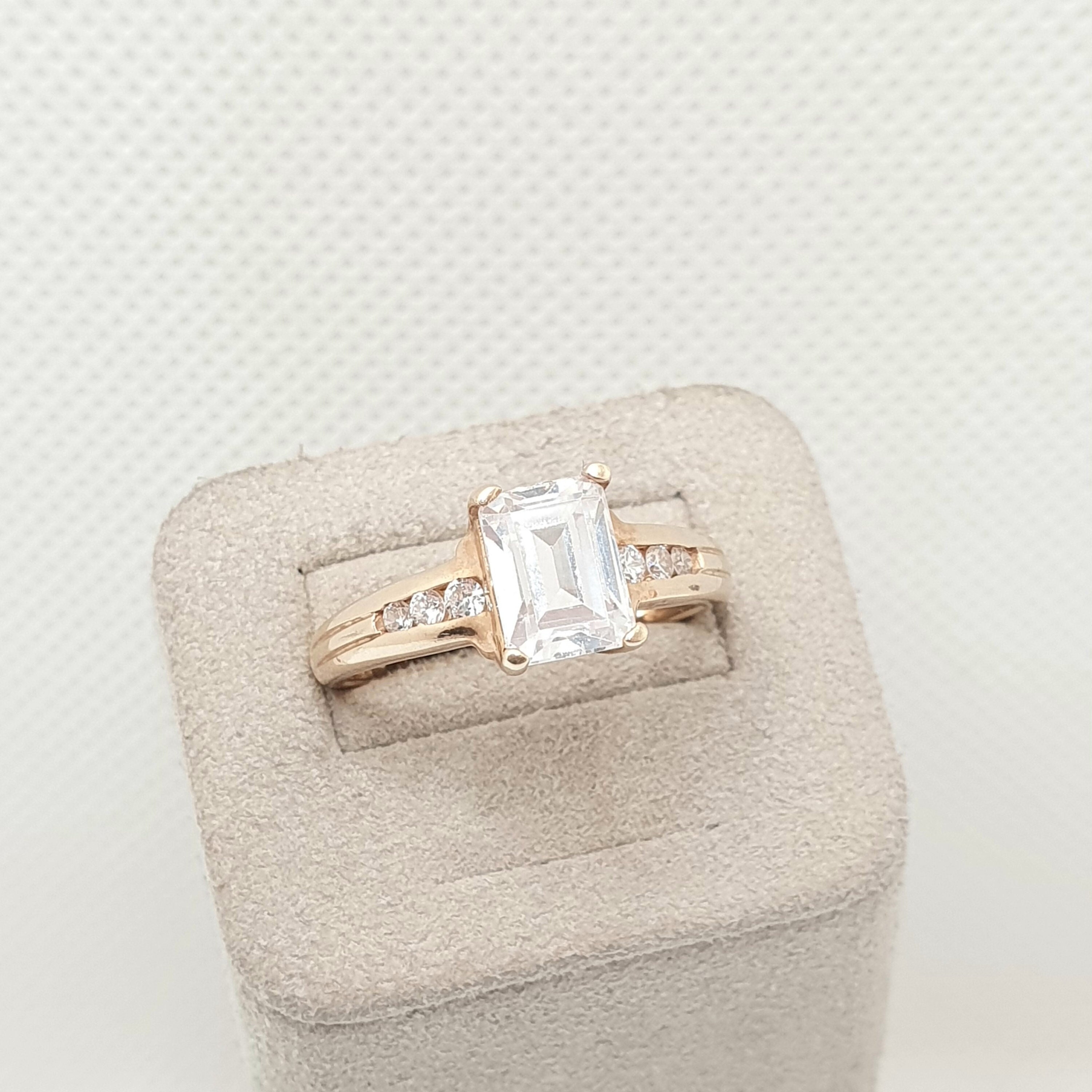 Vintage 9ct 9k Gold CZ Ring Rectangular Cut Cubic Zirconia Vintage 9ct 9k Gold CZ Ring Rectangular Cut Cubic Zirconia