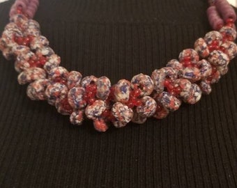 Detailed beaded necklace (pink/purple)
