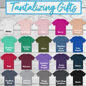 Puede incluir: Carta de colores que muestra 16 colores de camiseta diferentes. Los colores son: Blanco, Rosa suave, Rosa, Baya, Melocot&oacute;n jaspeado, Menta jaspeado, Kelly jaspeado, Oliva, Azul real jaspeado, Azul real, Rojo, Marr&oacute;n, P&uacute;rpura de equipo jaspeado, P&uacute;rpura de equipo, Azul marino, Azul marino jaspeado, Gris jaspeado atl&eacute;tico, Gris jaspeado profundo, Gris jaspeado oscuro, Negro.
