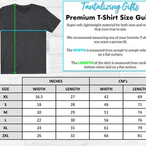 Puede incluir: Una tabla de tallas para camisetas, que muestra las medidas en pulgadas y cent&iacute;metros. La tabla incluye las tallas XS, S, M, L, XL y 2XL. La tabla muestra el ancho y la longitud de cada talla.