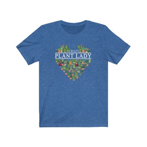 Puede incluir: Una camiseta azul con un dise&ntilde;o en forma de coraz&oacute;n que presenta una variedad de plantas en macetas y el texto "Crazy Plant Lady".