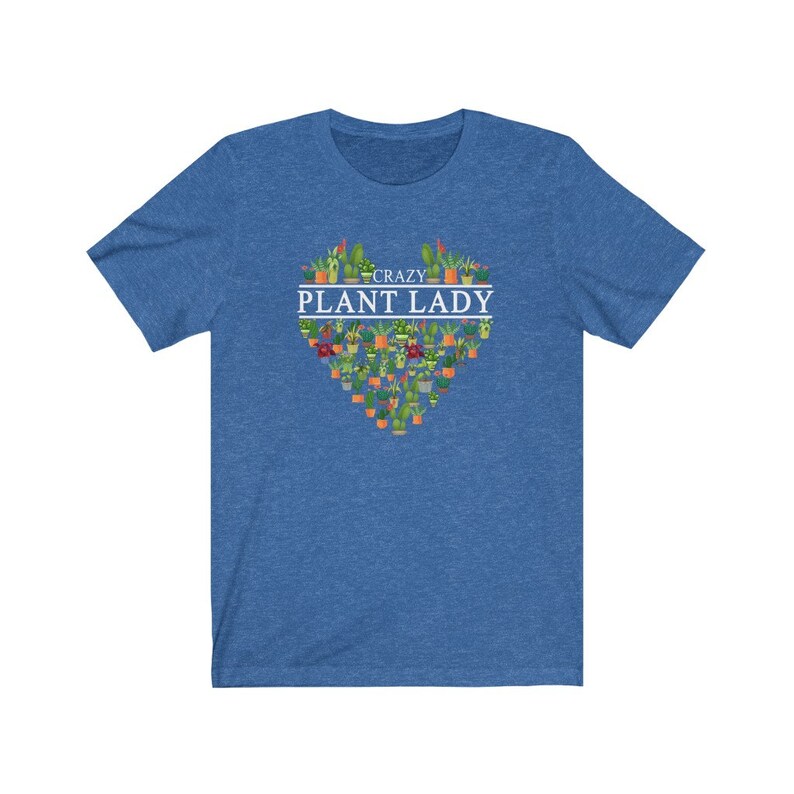 Puede incluir: Una camiseta azul con un dise&ntilde;o en forma de coraz&oacute;n que presenta una variedad de plantas en macetas y el texto "Crazy Plant Lady".