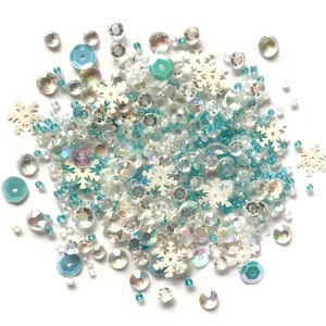 Boutons Galore Gemstones, Sequins, Seed Bead et Half Pearl Mix - Cristaux de neige