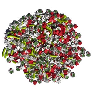 Op de afbeelding: Groene en rode sprinkles met een Grinch-personageontwerp. De sprinkles zijn perfect om taarten, cupcakes, koekjes en andere lekkernijen te versieren.