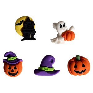 Puede incluir: Cinco decoraciones de Halloween hechas de plástico moldeado de colores. Las decoraciones incluyen un fantasma sosteniendo una calabaza, un sombrero de bruja, una calabaza con un sombrero de bruja, una calabaza con una cara de calabaza y una casa encantada con un murciélago frente a una luna amarilla.