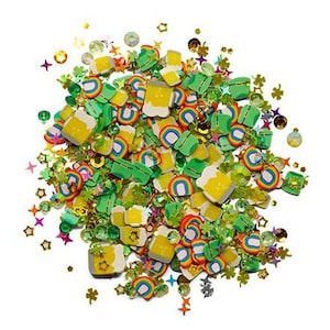 以下が含まれることがあります： 緑、金、虹色のコンフェッティ。クローバー、ビールジョッキ、虹の形をしています。