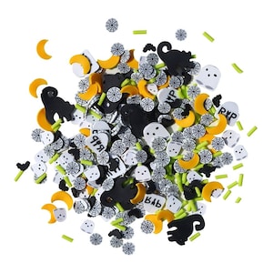 Könnte beinhalten: Eine Auswahl an Halloween-Streuseln in Schwarz, Weiß, Gelb und Grün. Die Streusel beinhalten Geister, Fledermäuse, Spinnen und Halbmonde.
