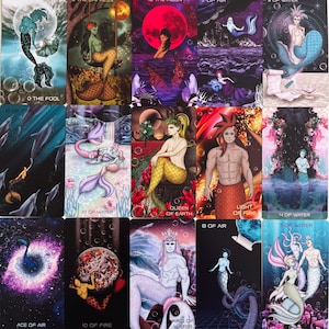 Puede incluir: Un juego de 12 cartas de tarot con sirenas y otras criaturas m&iacute;ticas. Las cartas est&aacute;n ilustradas con colores vibrantes y detalles intrincados. Las cartas est&aacute;n numeradas del 0 al 10 e incluyen la Reina, el Rey y la Luz del Fuego.