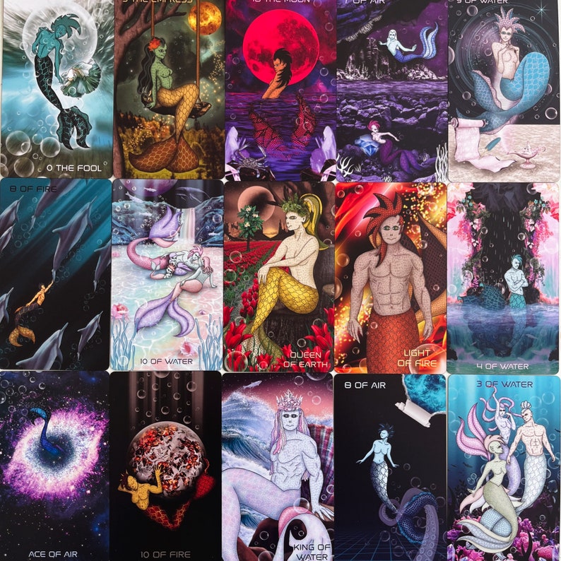 Puede incluir: Un juego de 12 cartas de tarot con sirenas y otras criaturas m&iacute;ticas. Las cartas est&aacute;n ilustradas con colores vibrantes y detalles intrincados. Las cartas est&aacute;n numeradas del 0 al 10 e incluyen la Reina, el Rey y la Luz del Fuego.