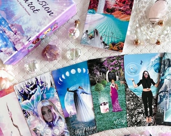 Puede incluir: Una baraja de tarot con una caja púrpura y blanca con el texto "Ascension Tarot" de Daniel Norman. Las cartas presentan ilustraciones coloridas con un tema celestial. Las cartas incluyen "La Luna" y "6 de Copas".