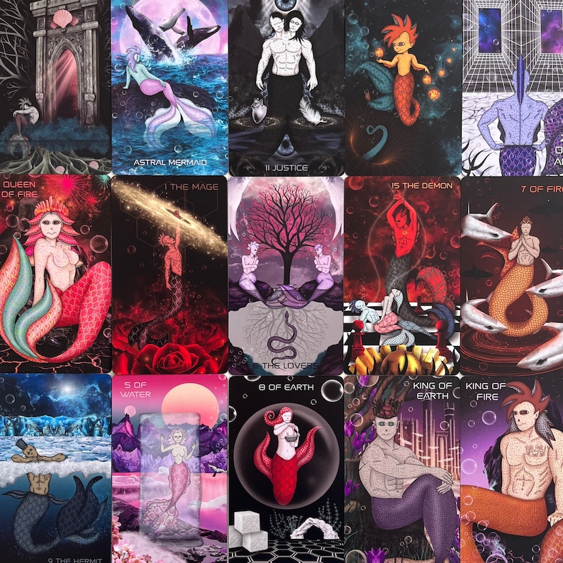 Puede incluir: Un conjunto de 12 cartas de tarot con sirenas, un demonio, un mago y otras figuras m&iacute;sticas. Las cartas est&aacute;n ilustradas en un estilo oscuro y colorido con un fondo negro.