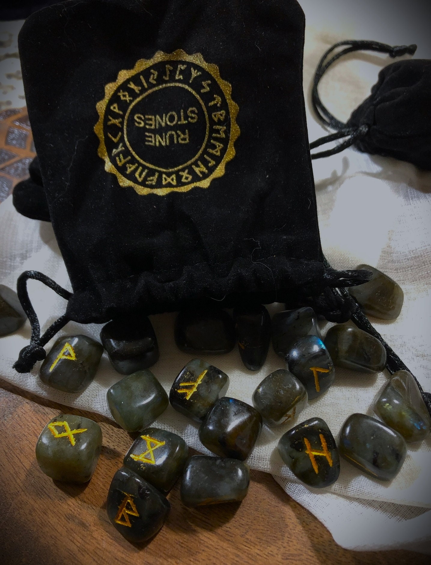 Crocon Labradorite Rune Stones Set Engraved with Elder futhark Crystal  Runes Set, Reiki Healing runas for Meditation Chakra Balancing, Rune Stone  for