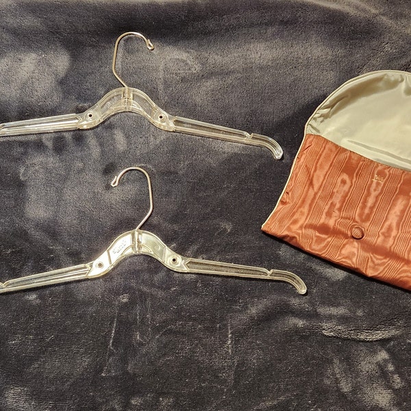 Hang it Up Victoria Vogue Style Lot de 2 cintres vintage pliables dans un sac de lingerie