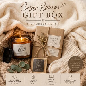 Peut inclure: Coffret cadeau Cozy Escape avec une couverture en peluche, un bougie premium, un livre myst&egrave;re et du th&eacute;. Le coffret comprend une bougie, un livre envelopp&eacute; dans du papier brun et un sachet de th&eacute;. Le texte sur la bougie indique "Black Sands".