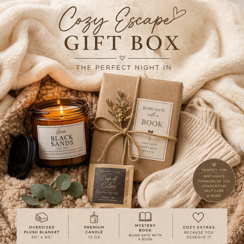 Peut inclure: Coffret cadeau Cozy Escape avec une couverture en peluche, un bougie premium, un livre myst&egrave;re et du th&eacute;. Le coffret comprend une bougie, un livre envelopp&eacute; dans du papier brun et un sachet de th&eacute;. Le texte sur la bougie indique "Black Sands".