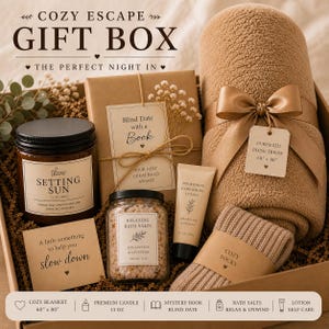 Peut inclure: Un coffret cadeau douillet avec une couverture en peluche (152 cm x 203 cm), une bougie, des sels de bain, une lotion, un livre et des chaussettes. Les articles sont dispos&eacute;s dans une bo&icirc;te marron.