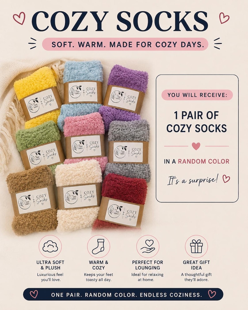 Peut inclure: Une collection de "COZY SOCKS" en peluche color&eacute;es, dans des tons de jaune, bleu, violet, vert, rose, gris, marron, cr&egrave;me et bordeaux. Chaque paire est emball&eacute;e avec une bande de papier brun. Le texte dit "SOFT. WARM. MADE FOR COZY DAYS."