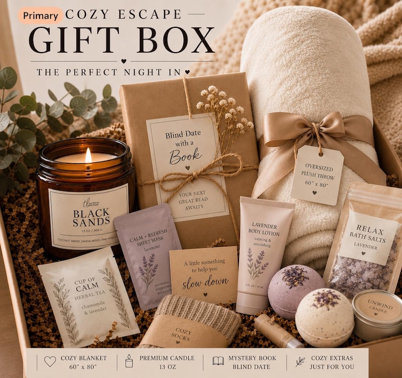 Peut inclure: Un coffret cadeau avec une bougie, un livre, une couverture en peluche (152 cm x 203 cm), des sels de bain, une lotion pour le corps, des bombes de bain, du th&eacute;, un masque et des chaussettes. Pour une nuit parfaite.