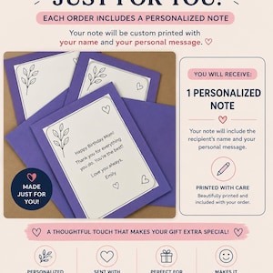 Peut inclure: Image promotionnelle avec le texte &laquo;&nbsp;PERSONNALIS&Eacute; JUSTE POUR VOUS&nbsp;!&nbsp;&raquo; et &laquo;&nbsp;CHAQUE COMMANDE COMPREND UNE NOTE PERSONNALIS&Eacute;E&nbsp;&raquo;. Elle montre une carte violette avec un message manuscrit et un dessin de crayon. La carte est personnalis&eacute;e.