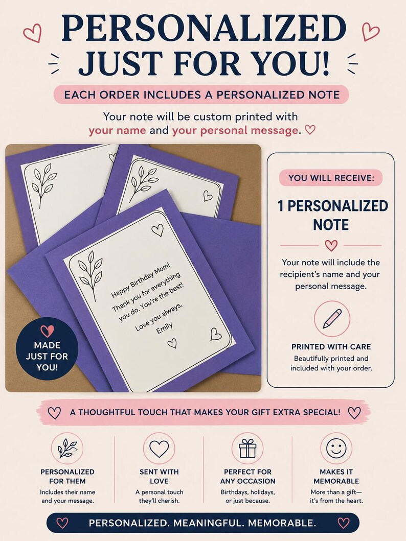 Peut inclure: Image promotionnelle avec le texte &laquo;&nbsp;PERSONNALIS&Eacute; JUSTE POUR VOUS&nbsp;!&nbsp;&raquo; et &laquo;&nbsp;CHAQUE COMMANDE COMPREND UNE NOTE PERSONNALIS&Eacute;E&nbsp;&raquo;. Elle montre une carte violette avec un message manuscrit et un dessin de crayon. La carte est personnalis&eacute;e.