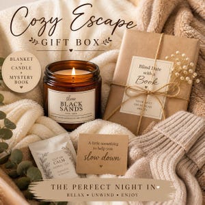 Peut inclure: Un coffret cadeau douillet avec une bougie allum&eacute;e dans un pot en verre, un livre emball&eacute;, un sachet de th&eacute; et une carte avec l'inscription "A little something to help you slow down". La bo&icirc;te comprend une couverture et un livre myst&egrave;re.