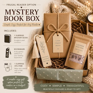 Peut inclure: Un coffret livre myst&egrave;re avec un livre surprise, un marque-page et un article de spa. La bo&icirc;te est envelopp&eacute;e dans du papier brun et attach&eacute;e avec de la ficelle. Comprend un marque-page avec un pompon et une &eacute;tiquette avec l'inscription "a new chapter awaits".