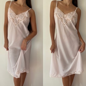 Vintage 70s flower embroidered slip dress / soft pink lace neckline nightgown / vintage embroidered lingerie / Barbizon lingerie /medium