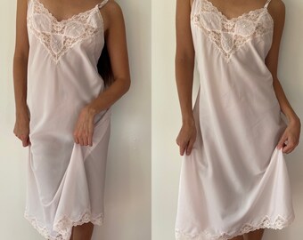 Vintage Barbizon-slipdress jaren 70: roze kant, bloemenborduursel, medium