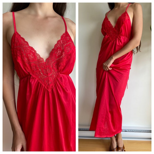 chemise de nuit rouge écarlate vintage des années 70, 80 / détails en dentelle / fines bretelles / lingerie vintage / longue robe rouge sans manches