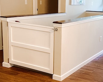 Peut inclure: Porte en bois blanc avec une porte blanche, installée en haut d'un escalier. La porte est fixée à un mur blanc avec une moulure brune. Le mur est peint d'une couleur brun clair. Le sol est en stratifié de bois brun clair.