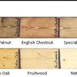 Op de afbeelding: Houtbeitskleurenkaart met 10 verschillende houtbeitskleuren. De kleuren zijn Ebony, Donker Walnoot, Engelse Kastanje, Speciale Walnoot, Vroeg Amerikaans, Wit, Gouden Eik, Fruitwood, Natuurlijk en Ongebeitst.