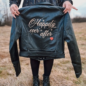 Veste en cuir brodée Wifey Broderie Veste en cuir Veste en cuir personnalisée pour la mariée Mme Jean Jacket Bride Denim Jacket