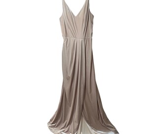 Vestido de dama de honor de satén Revelry 107, talla 6, color nude y rubor, escote en V largo