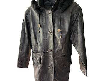Chaqueta de cuero negra vintage con capucha de piel y botones con el escudo del estado de Oklahoma. Talla S.