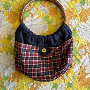 Bolso de mano a cuadros con asa de lucita